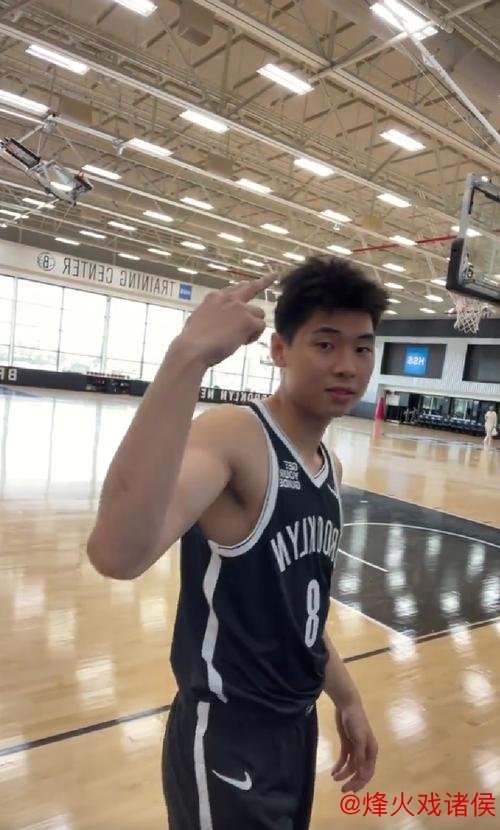 崔永熙新赛季选择8号球衣 官方身高定为1米98 崔永熙新赛季选择8号球衣 官方身高定为1米98