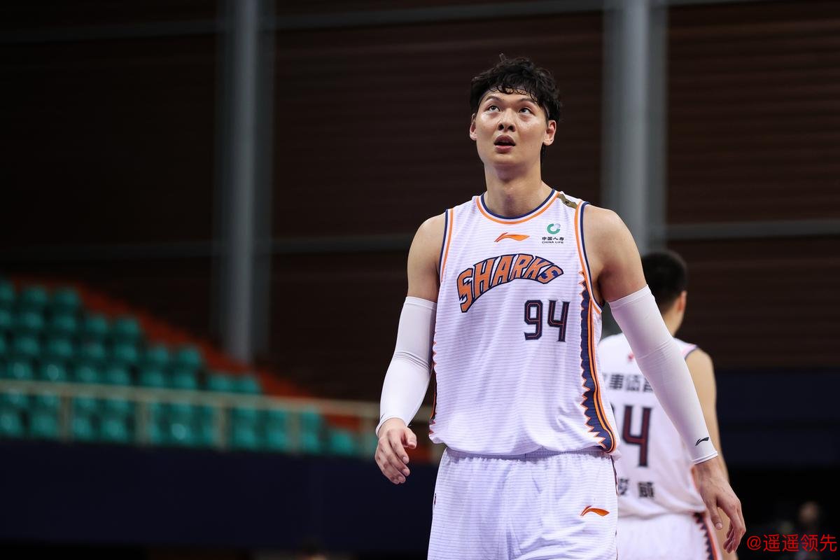 CBA俱乐部杯：王哲林17+7 上海大胜四川