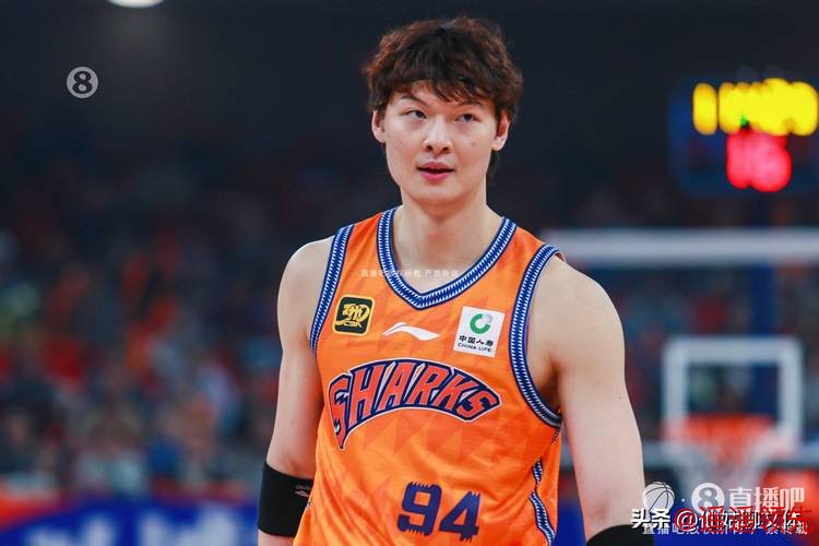 CBA俱乐部杯：王哲林17+7 上海大胜四川